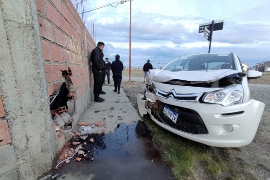 El auto terminó con importantes daños en el frente. (Foto: C.G.)