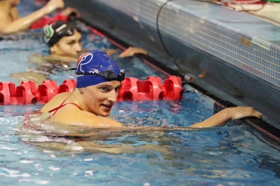 Una nadadora transgénero batió un récord de estilo libre en un campeonato femenino