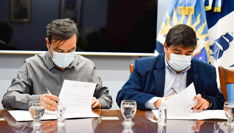 El Ministro de Salud Claudio García firmó convenios con Pablo Grasso 