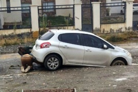 Cedió el terreno y un auto quedó atascado