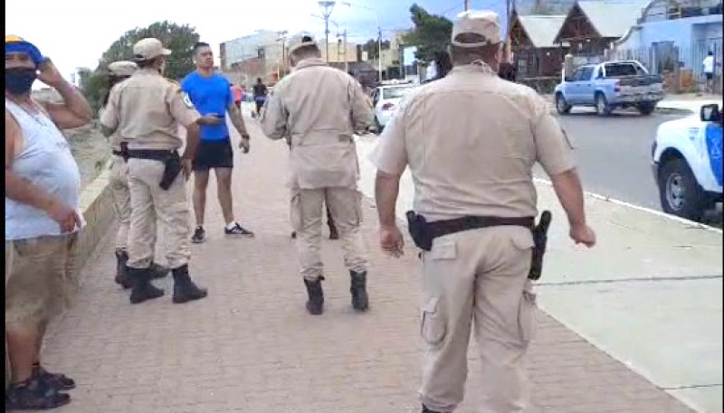 Policía y Prefectura intervinieron por un joven que se ahogaba en la costanera