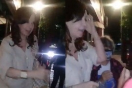 Sorprendieron a Cristina Fernández en la puerta de su casa