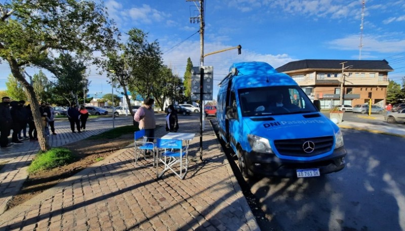 Los vecinos ya hacen fila para realizar su trámite (U. Romano).