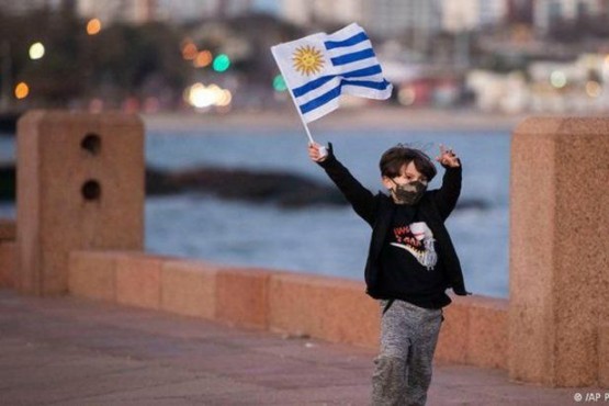 Uruguay: menos días de aislamiento y sin pase sanitario en eventos al aire libre