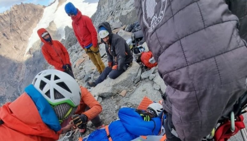 El momento del rescate al escalador colombiano.