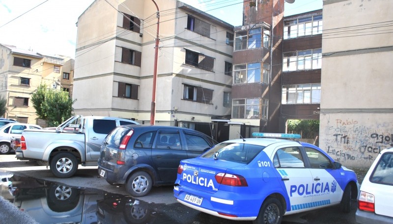 Uno de los allanamientos se realizó en el barrio 400 Departamentos. (Foto: J.C.C.)