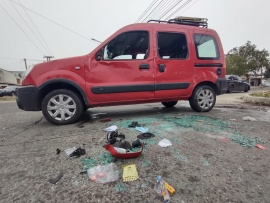 Violento choque en Río Gallegos: 2 heridos y un auto destrozado