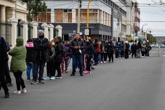 La fila para retirar la entrada.