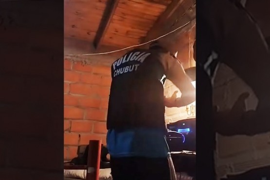 Hombre con prisión domiciliaria subió video bailando con chaleco de la Policía