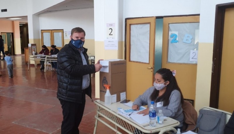 Julio Bellomo emitiendo su voto. (Foto: Dario Barrios)