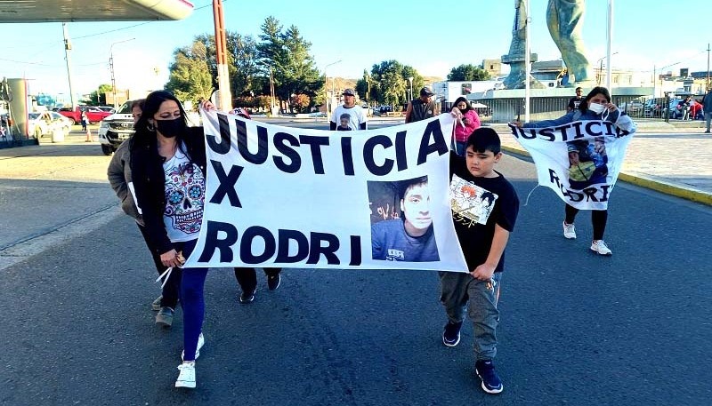 La familia de Rodrigo marchó por las calles de la ciudad de Caleta Olivia.