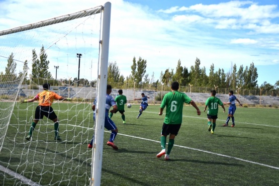Cuatro goles le metió el Albiverde al Lobo. (Foto: L. Córdoba)