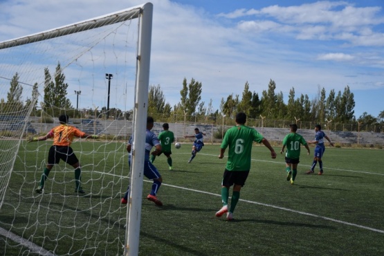 Cuatro goles le metió el Albiverde al Lobo. (Foto: L. Córdoba)
