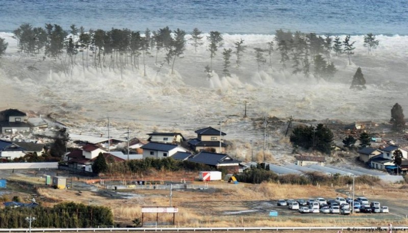 Olas tan altas como edificios azotaron la costa del noreste de Japón poco después de un terremoto de magnitud 9,0.