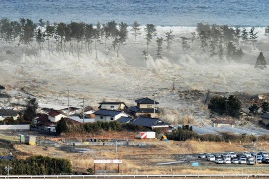 Olas tan altas como edificios azotaron la costa del noreste de Japón poco después de un terremoto de magnitud 9,0.