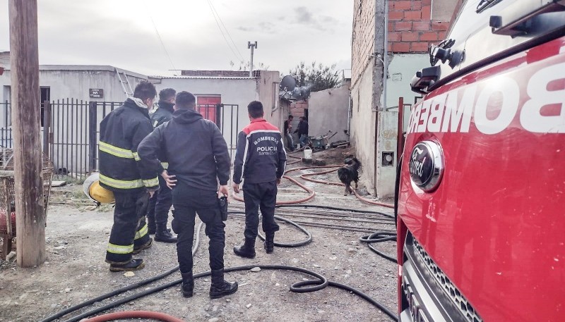 Bomberos de la Unidad Segunda trabajaron en el incendio.