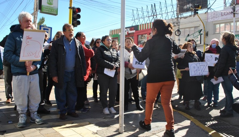 Los coros en el izamiento dominical.