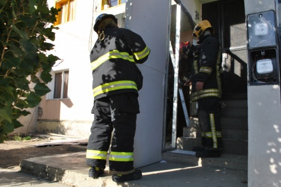 El viento voló una puerta en calle Servicio Penitenciario