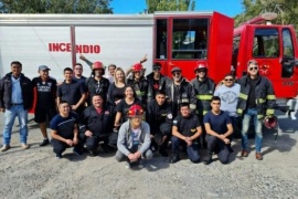 Juanse visitó el cuartel de bomberos de Las Heras