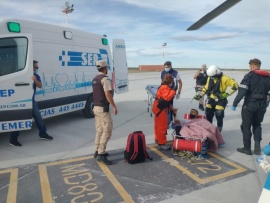 Impresionante rescate de un tripulante herido en el Mar argentino