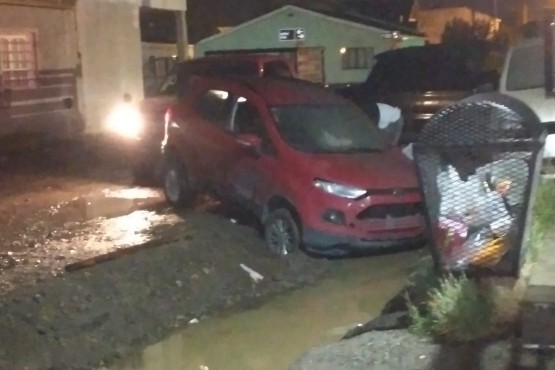 La camioneta encajada en la cuneta . 