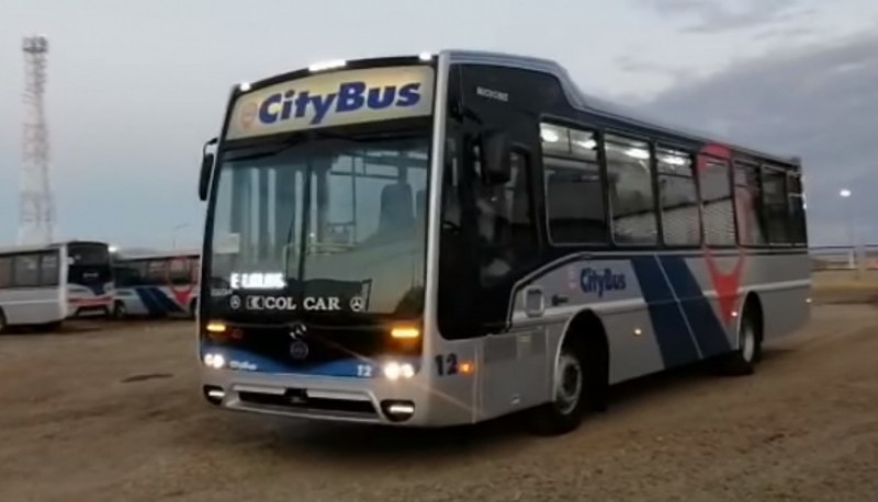 Colectivo de City Bus saliendo desde la base.
