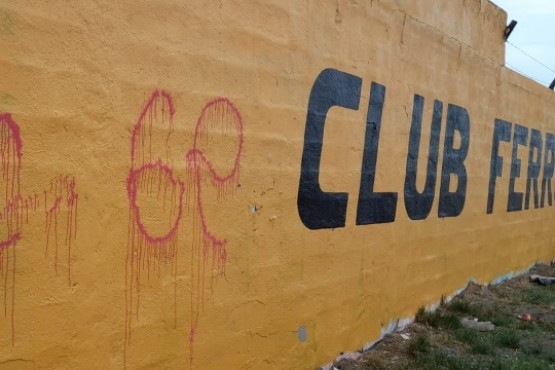 Indignación en el Club Ferro: grafitearon las paredes pintadas recientemente