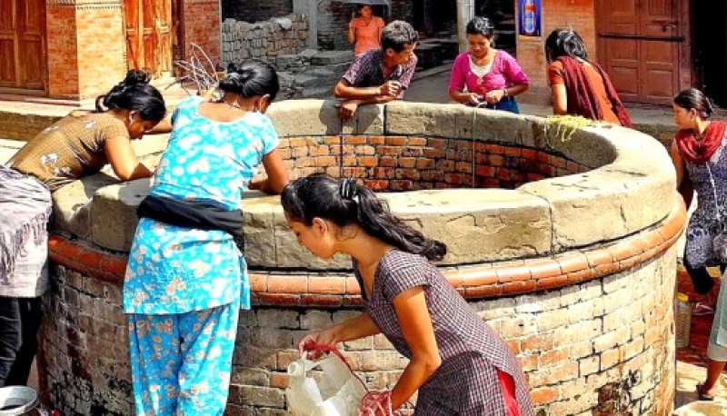 Mujeres extraen agua de un pozo en Nepal. (WikimediaImages/Pixabay)