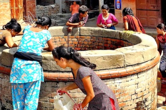 Mujeres extraen agua de un pozo en Nepal. (WikimediaImages/Pixabay)