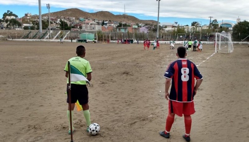 El Cuervo ganó pese al estado de la cancha.