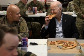 Joe Biden llegó a Polonia y comió pizza con soldados estadounidenses