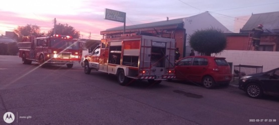 Bomberos trabajando en el lugar. 