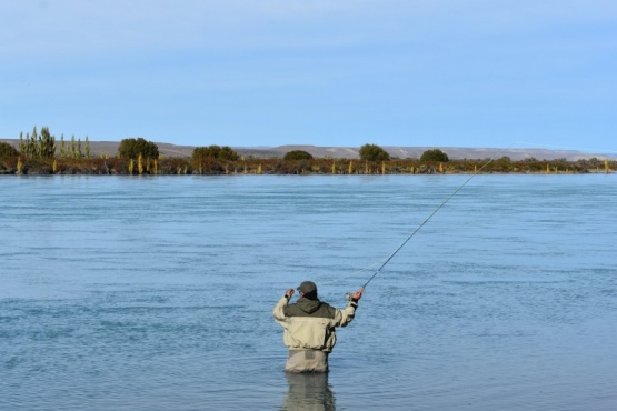 En la Fiesta Nacional de la Trucha Steelhead: Pescador de Noruega donó su premio a la cooperadora del hospital