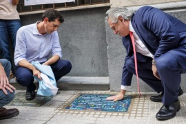 Descubrieron una baldosa en memoria de dos trabajadores detenidos desaparecidos del Ministerio del Interior