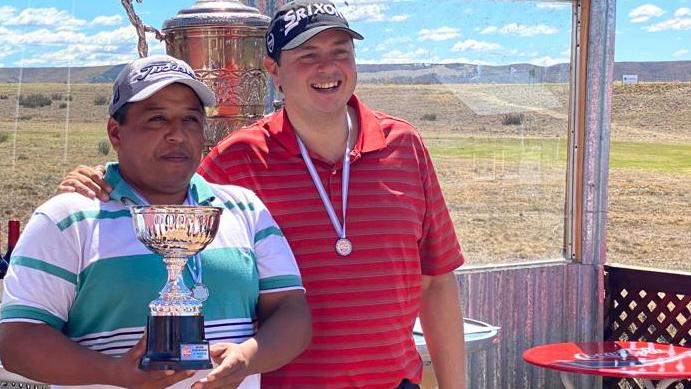 El gran ganador de la jornada y su merecida copa. 