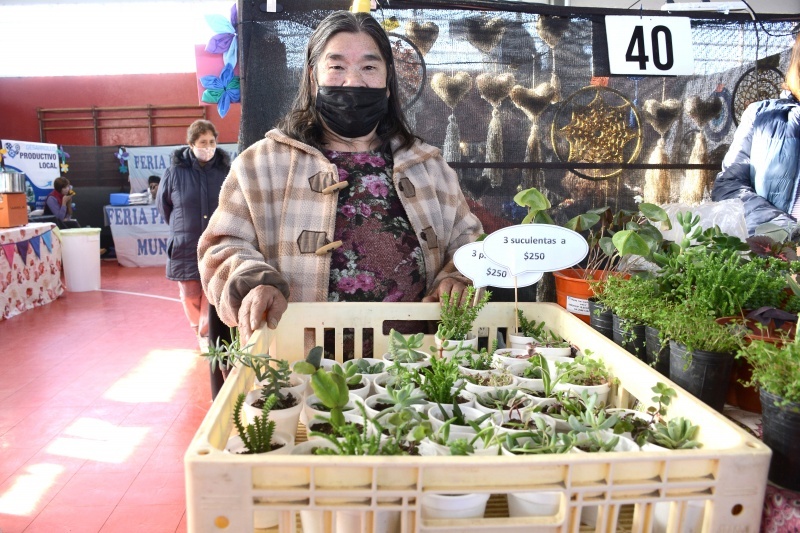 María, dueña del emprendimiento de plantas “Planta tus sueños y déjalos crecer”.