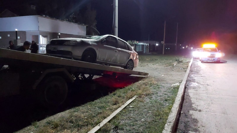 Esquivó un pozo y terminó volcando