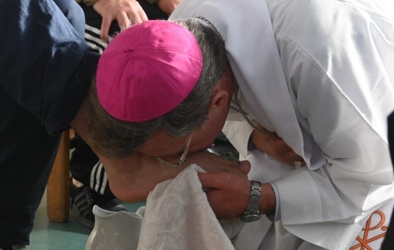 El obispo lavó los pies de los presos durante la misa de hoy.