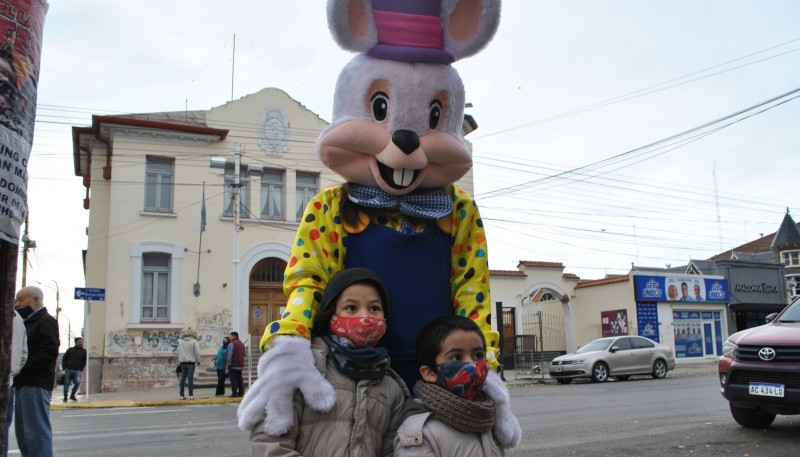 Dos niños se sacaron una foto con el conejo de Pascua. (Fotos JC Cattaneo)