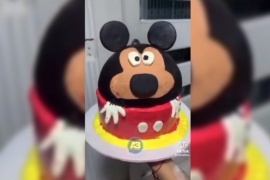 Encargó una torta de Mickey Mouse pero la panadera quiso innovar y la arruinó: “Miren la vulgaridad”