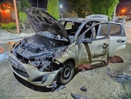 Río Gallegos: Iba manejando,  se le incendió el auto y hay daños totales