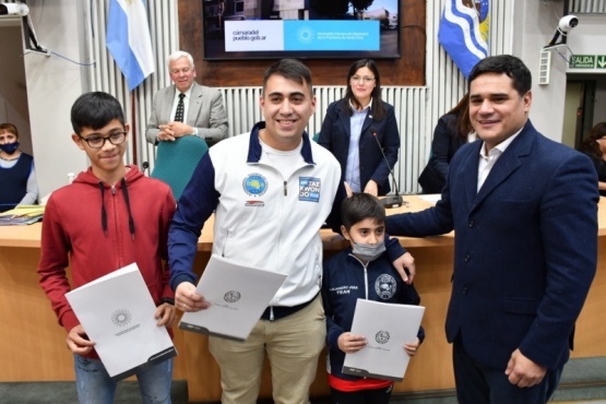 Leandro Fasciotti y Noam Noguera junto al diputado Martín Chávez. 