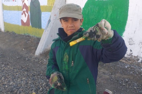 Niños pintan murales sobre Malvinas