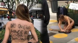 Artista realizó una protesta desnuda en contra de productores musicales