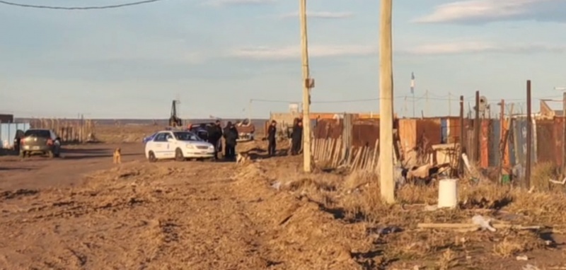 La policía continuaba trabajando en el lugar donde encontraron el cuerpo. 