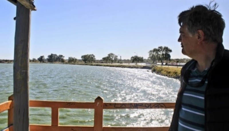 Gabriel Oliva visitó una laguna artificial en La Pampa.