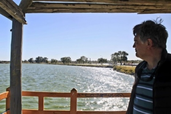 Gabriel Oliva visitó una laguna artificial en La Pampa.