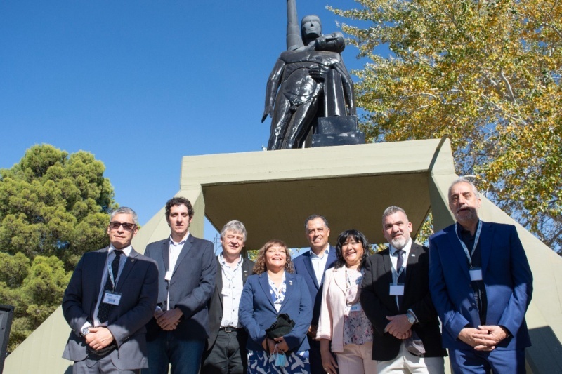 Diputados provinciales en el Monumento “Caídos de Malvinas”