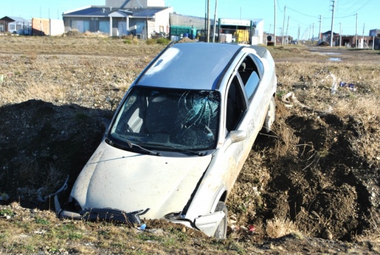 El rodado terminó dentro de una zanja tras volcar. (Foto: J.C.C.)