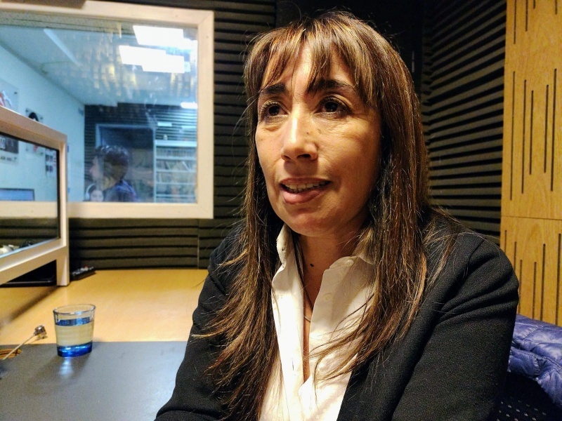 Roxana Reyes en el piso de Tiempo FM.
